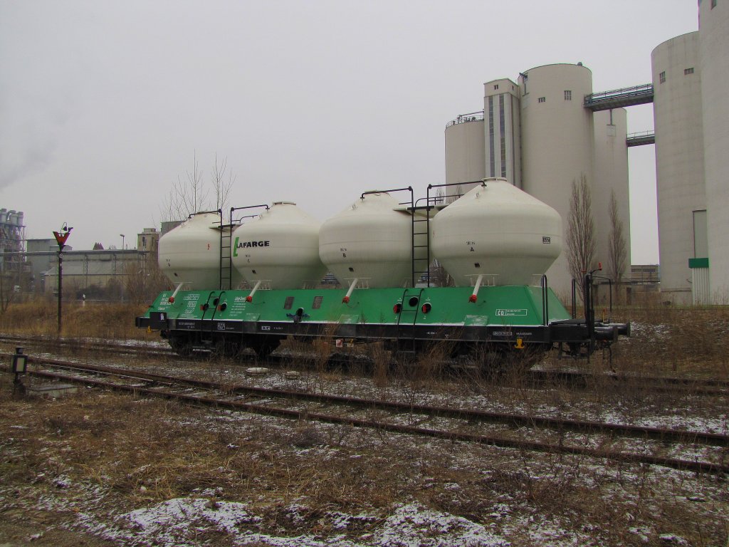 Lafarge Cement 83 54 9308 829-7 CZ-LC Uacs am Zementwerk Karsdorf. Dieser Schadwagen wurde am 18.02. aus dem EBS Zementzug nach Tschechien ausrangiert; 19.02.2011