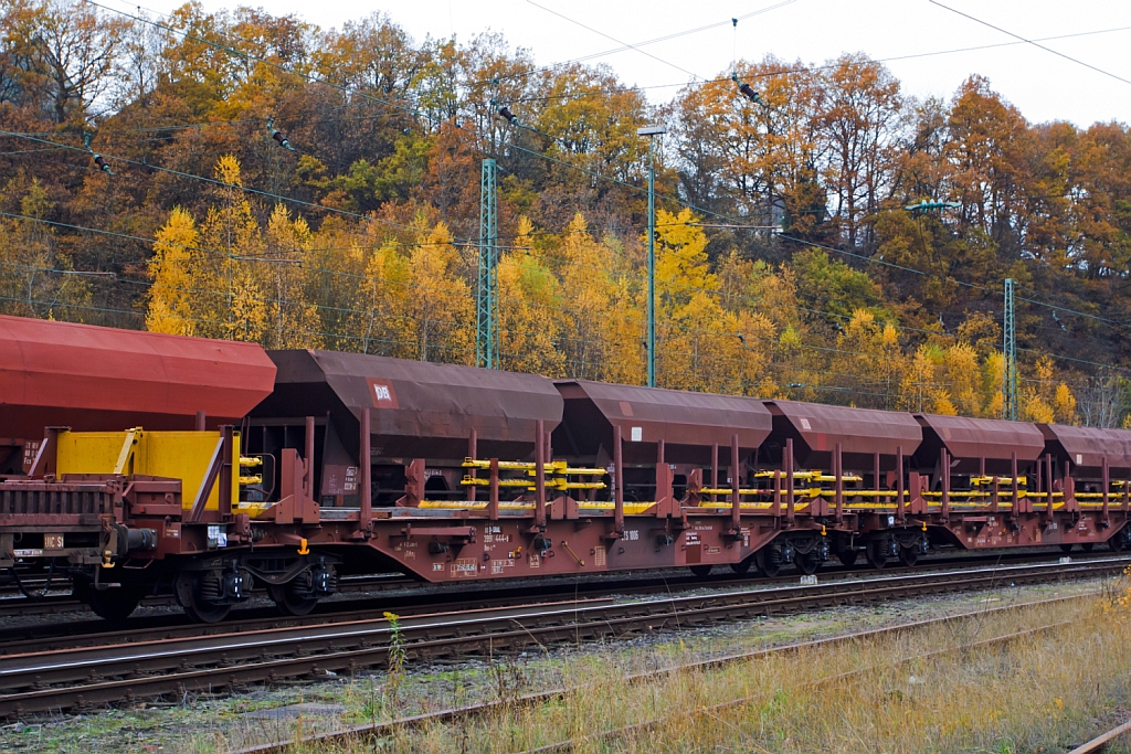 Langschienentransporteinheiten Bauart STS (1006) bestehend aus mehreren umgebauten Drehgestellflachwagen mit vier Radstzen der Gattung Rns-z GBX1 von Vossloh Rail Center (ehem. Stahlberg Roensch GmbH), abgestellt in Betzdorf/Sieg am 11.11.2012. 
Diese Wagen wurden 2000 von Greenbrier Swidnica (PL) gebaut. 


Techn. Daten je Wagen:  Eigengewicht 26.700 kg >  max. Zuladung 63,3 t >  max. Gesamtgewicht 90 t > Lnge ber Puffer 22.400 mm > Drehgestelle Y25 Lsd 