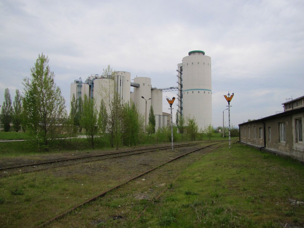 Leere Abstellgleis bei Arco am Zementwerk Karsdorf; 01.05.2010
