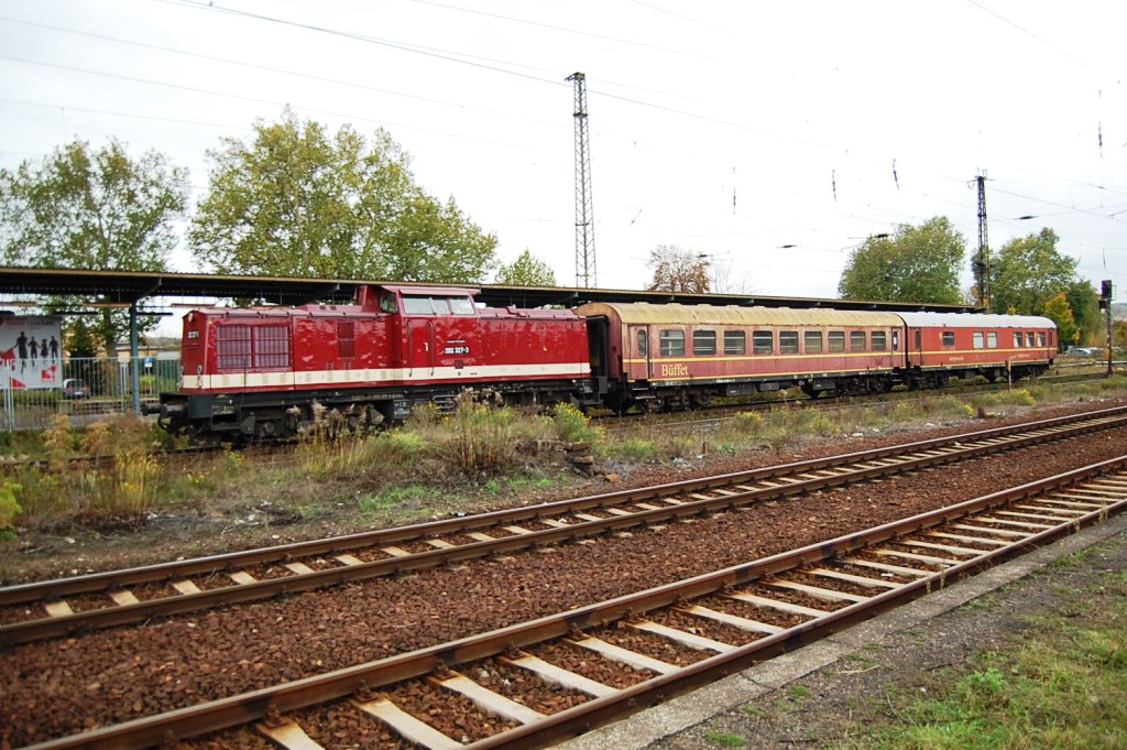 LEG 202 327-3 mit zwei alten Mitropa Speisewagen Richtung Gro�korbetha, in Naumburg Hbf; 25.10.2009 (Foto: Hans-J�rg Winterberg)