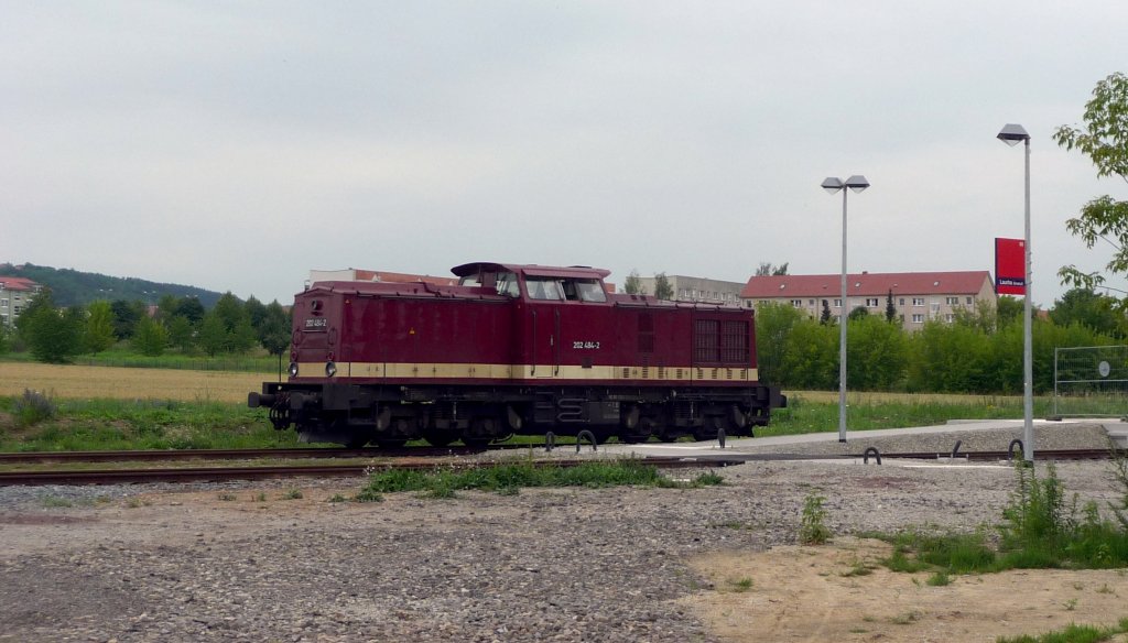 LEG 202 484-2 (92 80 1203 229-0 D-LEG) auf der Fahrt nach Karsdorf, um einen Kesselwagen abzuholen, am 03.07.2012 im Bf Laucha. (Foto: Klaus Pollm�cher)