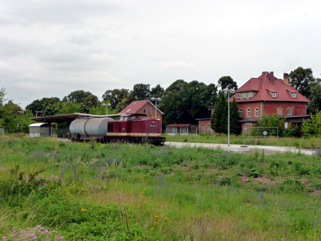 LEG 202 484-2 mit einem Kesselwagen auf der Fahrt von Karsdorf (Zementwerk) nach Bad Schandau (�ber Naumburg Ost), am 03.07.2012 im Bf Laucha. (Foto: Klaus Pollm�cher)