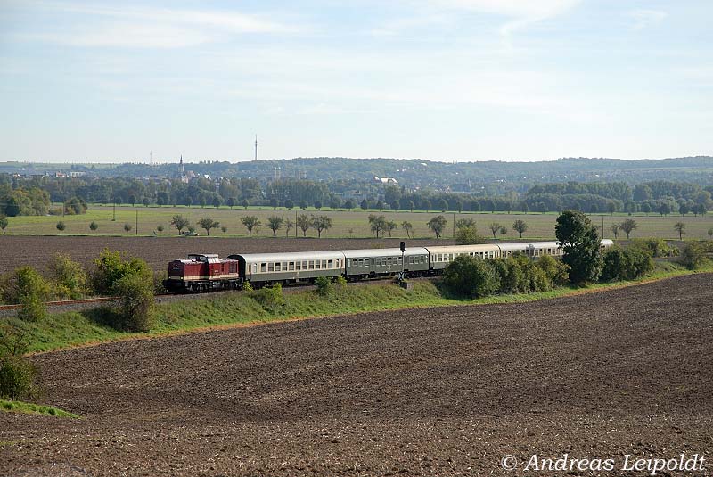 LEG 202 703-5 mit dem RE 16583  Rotk�ppchen-Express  von Altenburg nach Freyburg, bei Kleinjena. Die 41 1144-9 der IGE Werrabahn-Eisenach e.V. viel leider ab Zeitz mit einem Lagerschaden aus; 03.10.2010 (Foto: Andreas Leipoldt)