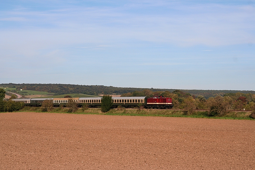 LEG 202 703-5 mit dem leeren  Rotk�ppchen-Express  von Freyburg (U) zur Abstellung in Naumburg (S) Hbf, am 03.10.2010 bei Kleinjena. (Foto: Andre Beck)
