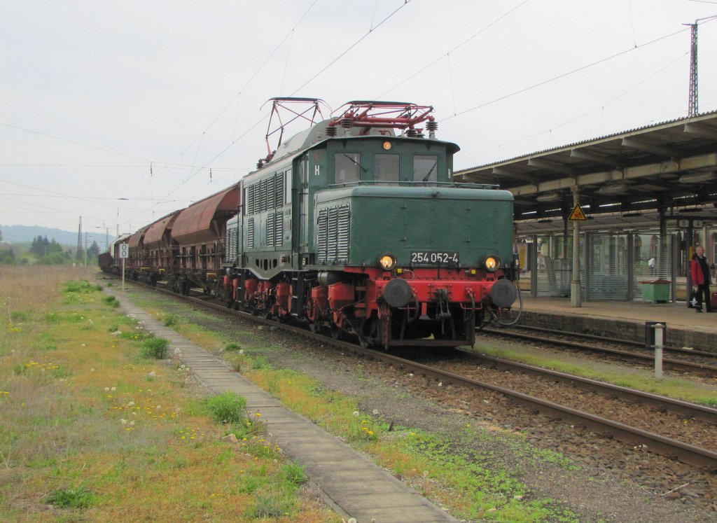 LEG 254 052-4 mit einem Fotog�terzug von Halle (S) nach Camburg (S), am 02.05.2010 beim Betriebshalt in Naumburg (S) Hbf.
