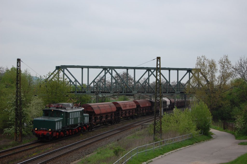 LEG 254 052-4 mit einem Fotog�terzug von Halle (S) nach Camburg, bei der Einfahrt in Naumburg (S) Hbf; 02.05.2010 (Foto: Tobias Schuminetz)