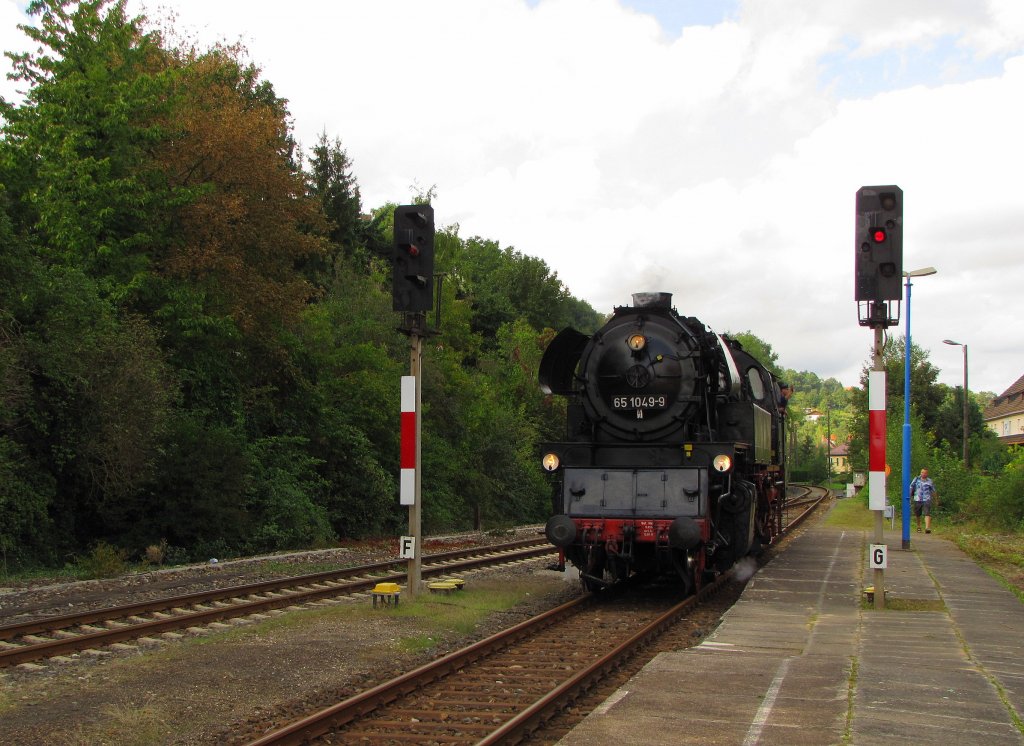 LEG 65 1049-9 (90 80 6510 049 1 D-LEG) beim umsetzen im Bf Freyburg. Sie brachte den Leerzug vom Winzerfestsonderzug aus Chemnitz nach der Abstellung in Naumburg Hbf zur�ck in die Weinstadt; 10.09.2011