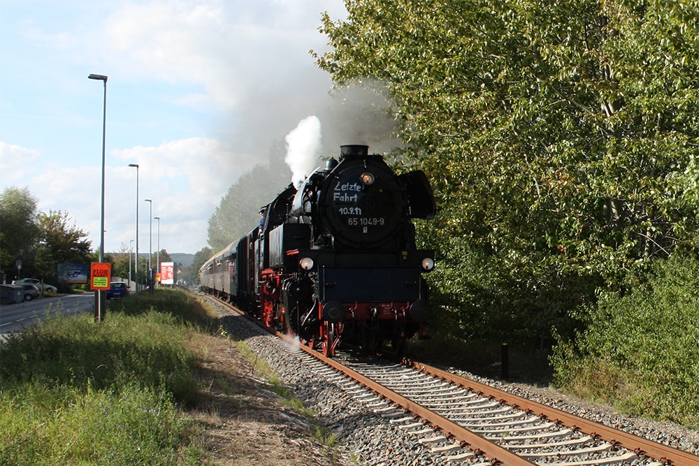 LEG 65 1049-9 auf ihrer letzten Fahrt mit dem DPE 24888 von Freyburg nach Chemnitz Hbf, in H�he des Kauflandes in Naumburg; 10.09.2011 (Foto: Marcel Grauke)