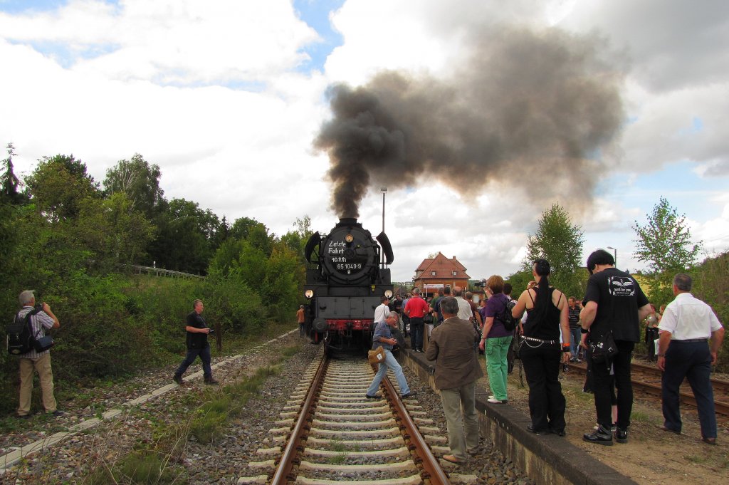 LEG 65 1049-9 bei der Verabschiedung vor ihrer letzten Fahrt mit dem DPE 24888 nach Chemnitz Hbf am 10.09.2011 im Bf Freyburg.