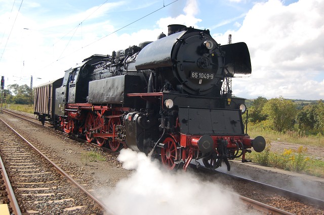 LEG 65 1049-9 beim rangieren in Naumburg Hbf. Sie brachte einen Sonderzug aus Chemnitz zum Winzerfest nach Freyburg und fuhr anschlie�end als Drehfahrt �ber Camburg und Gro�heringen zur�ck nach Naumburg; 10.09.2011 (Foto: dampflok015)
