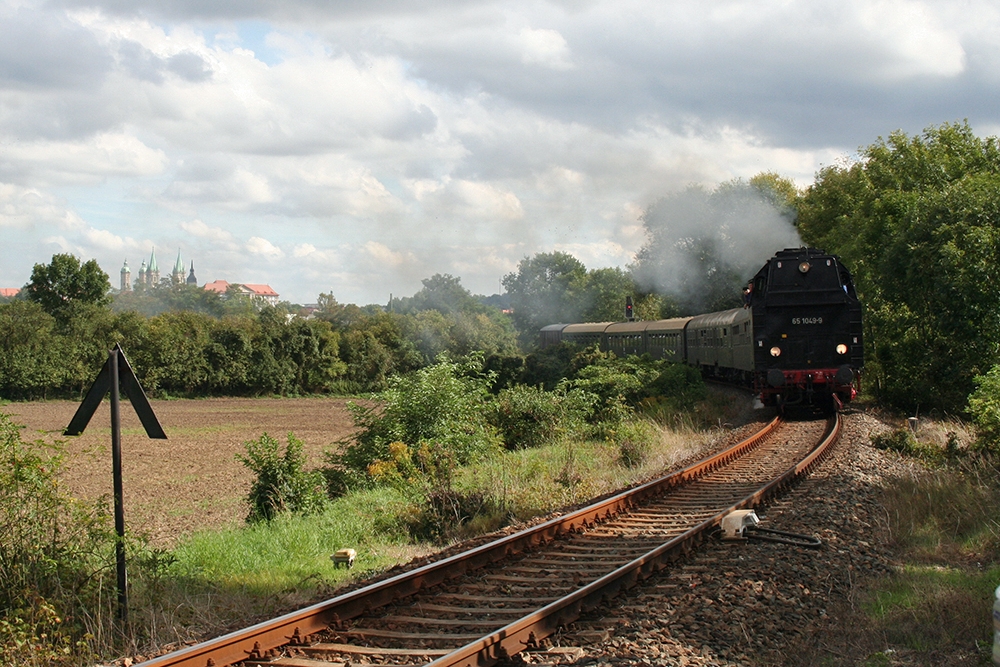 LEG 65 1049-9 f�hrt mit dem DLr 24887 nach der Abstellung in Naumburg Hbf zur�ck nach Freyburg, hier bei Ro�bach; 10.09.2011 (Foto: Marcel Grauke)
