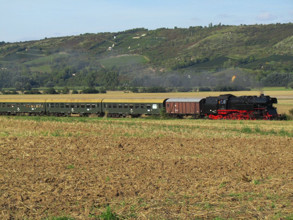 LEG 65 1049-9 f�hrt nach der Abstellung in Karsdorf als DLr 36564 durch das Unstruttal bei Kirchscheidungen zur�ck nach Freyburg, um dort die Weintouristen zur�ck nach Chemnitz zu bringen. 11.09.2010 (Foto: Dieter Thomas) 