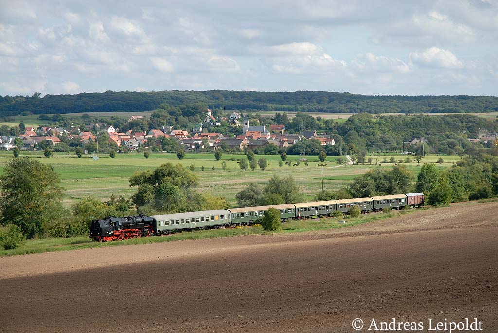 LEG 65 1049-9 mit dem DLr 2487 von Naumburg Hbf nach Freyburg im Unstruttal zwischen Kleinjena und Ni�mitz. Der Winzerfestsonderzug wurde im Naumburger Hbf bis zur abendlichen R�ckfahrt abgestellt, w�hrend die Lok �ber das Gleisdreieck in Gro�heringen gedreht wurde; 10.09.2011 (Foto: Andreas Leipoldt)
