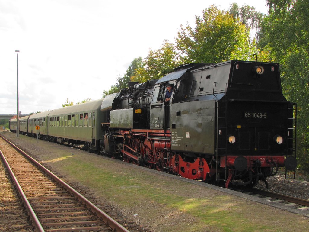 LEG 65 1049-9 mit dem DLr 2487 aus Naumburg Hbf, im Bf Freyburg; 10.09.2011