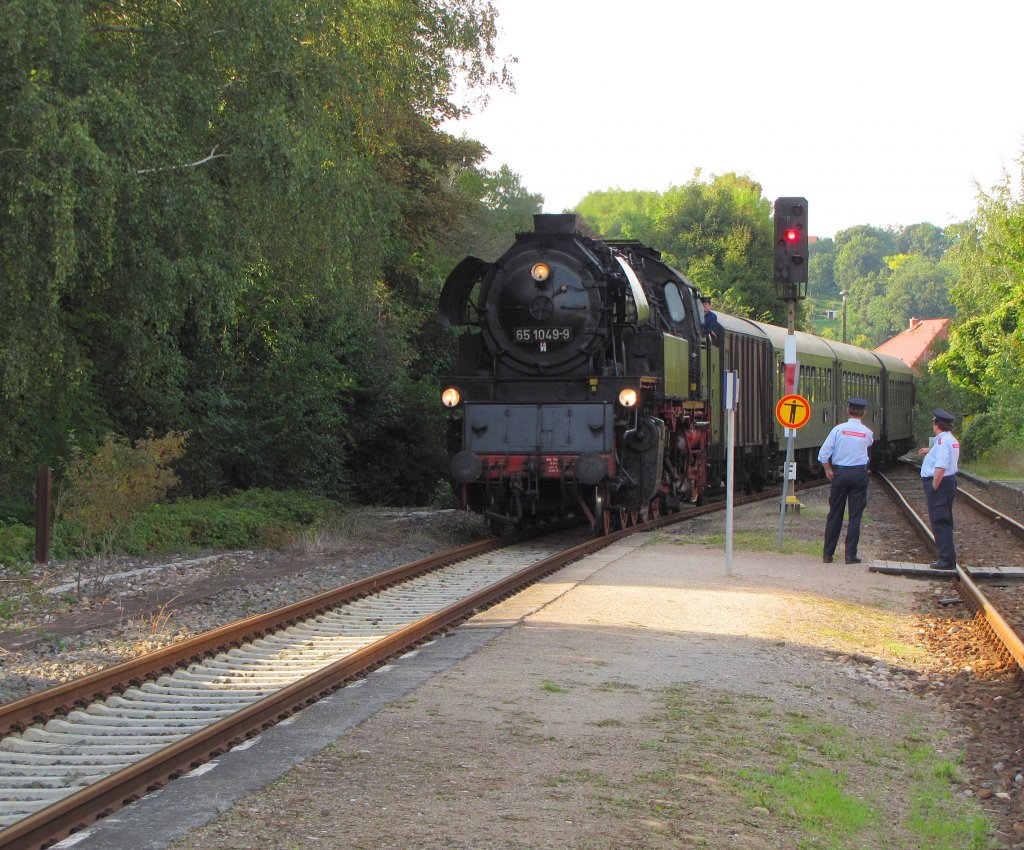 LEG 65 1049-9 mit dem DLr 36564 nach der Abstellung aus Karsdorf, bei der Einfahrt am 11.09.2010 in Freyburg.
