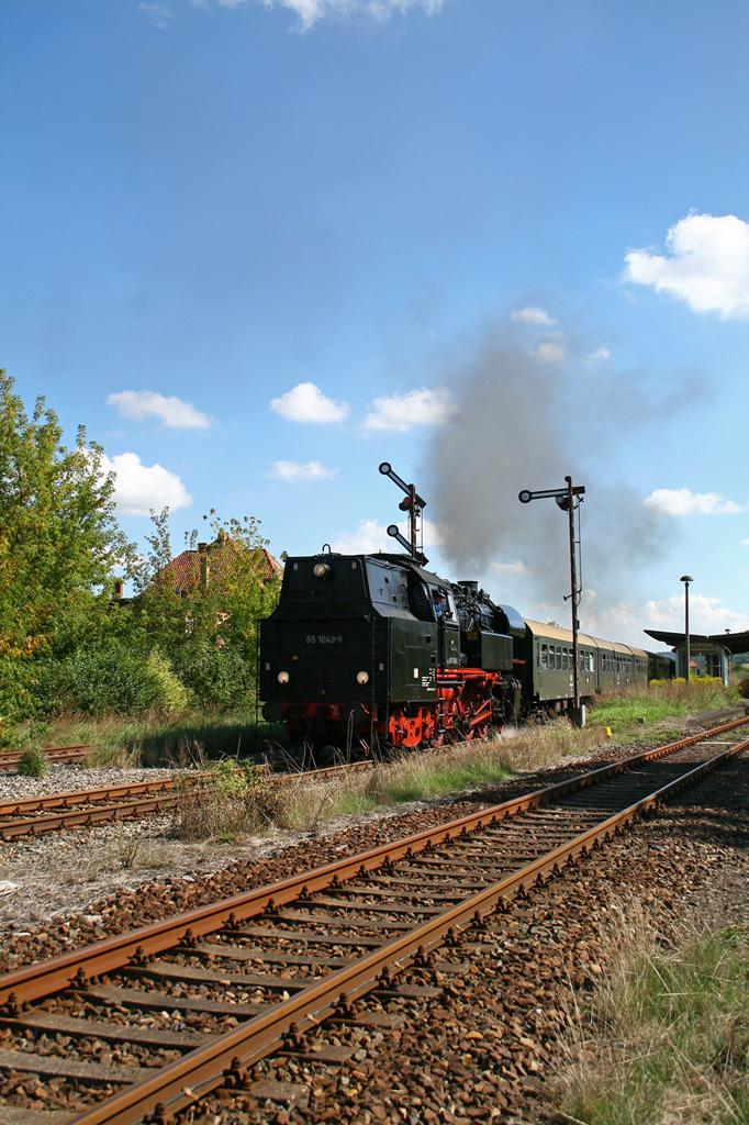 LEG 65 1049-9 mit dem DLr 36563 von Freyburg nach Karsdorf zur Abstellung, bei der Ausfahrt in Laucha; 11.09.2010 (Foto: Michael Stadelmann)