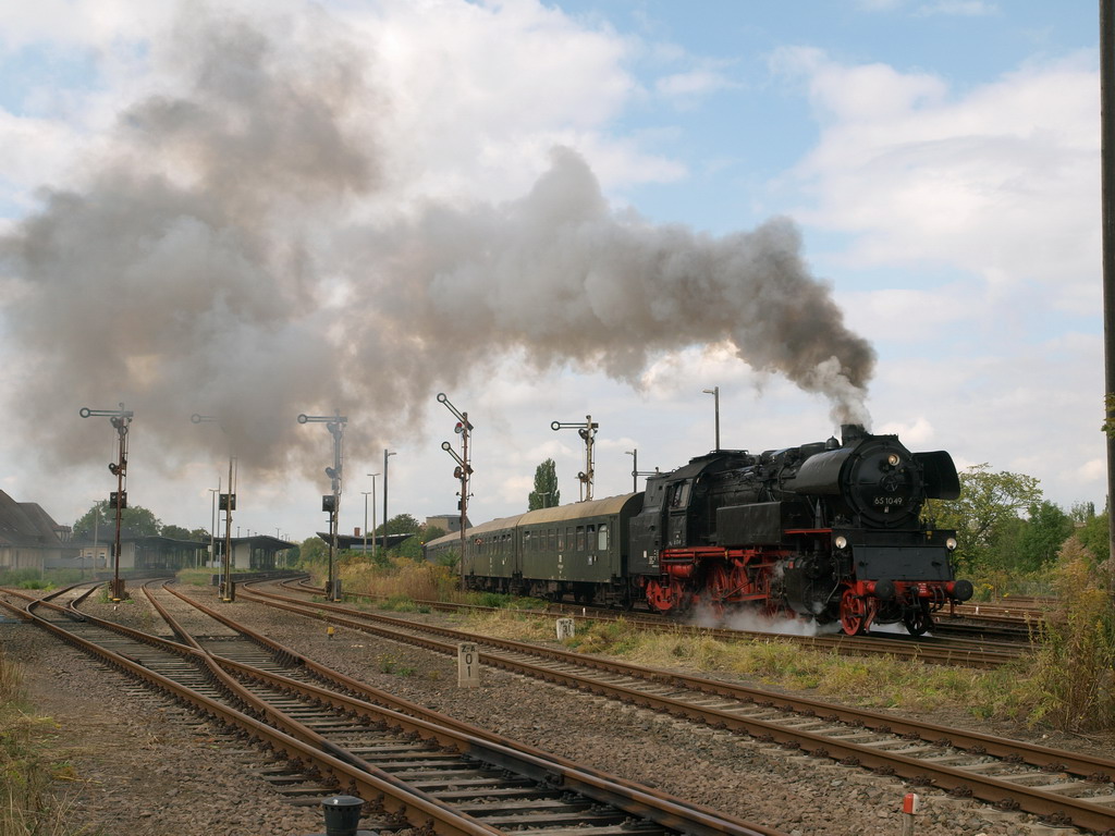 LEG 65 1049-9 vom SEM Chemnitz mit dem DPE 85975 von Chemnitz nach Freyburg, am 12.09.2009 bei der Ausfahrt in Zeitz. (Foto: Steffen Tautz)