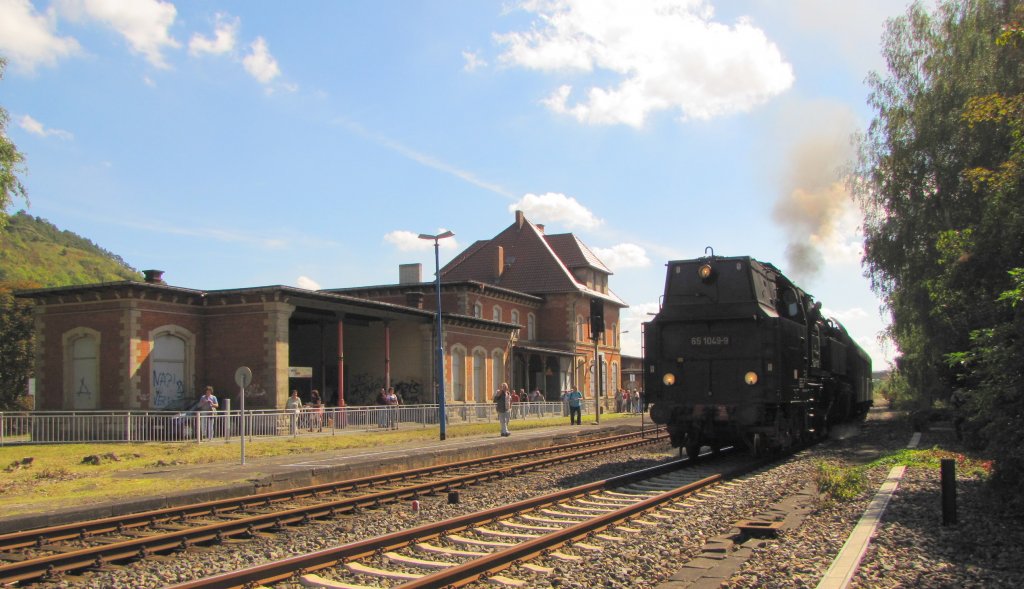 LEG 65 1049-9 vom SEM Chemnitz, bei der Ausfahrt als DLr 36563 nach Karsdorf im Bf Freyburg. Der Sonderzug hat Touristen von Chemnitz zum Freyburger Winzerfest gebracht; 11.09.2010