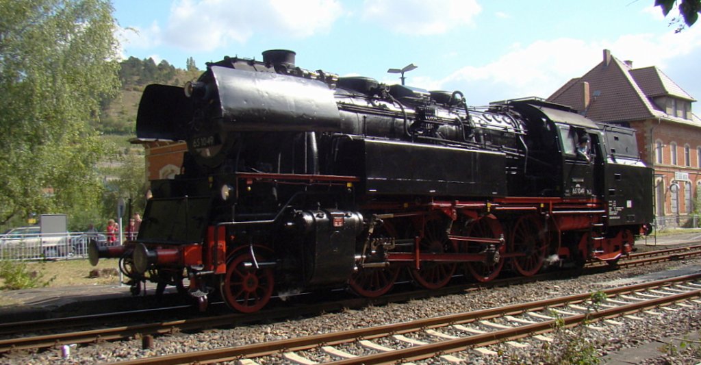 LEG 65 1049 vom SEM Chemnitz-Hilbersdorf beim umsetzen im Bf Freyburg. Sie brachte einen Sonderzug aus Chemnitz in die Weinstadt; 12.09.2009 (Foto: G�nther G�bel)