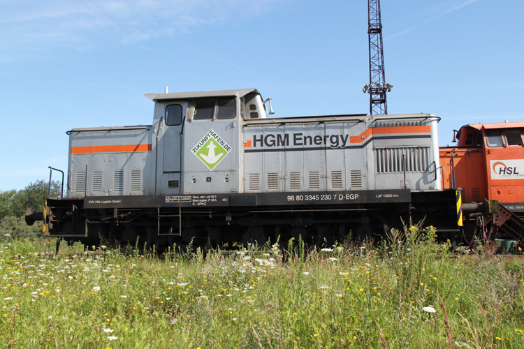 leider hat es nur fr 2xV60 gereicht:V60.01(ex 345 230-7)von HGM Energy ausgeliehen an EGP und HSL-Rangierlok V60.03(ex 346 828)warten gemeinsam im Rostocker l-Hafen auf ihren nchsten Einsatz.02.08.2011