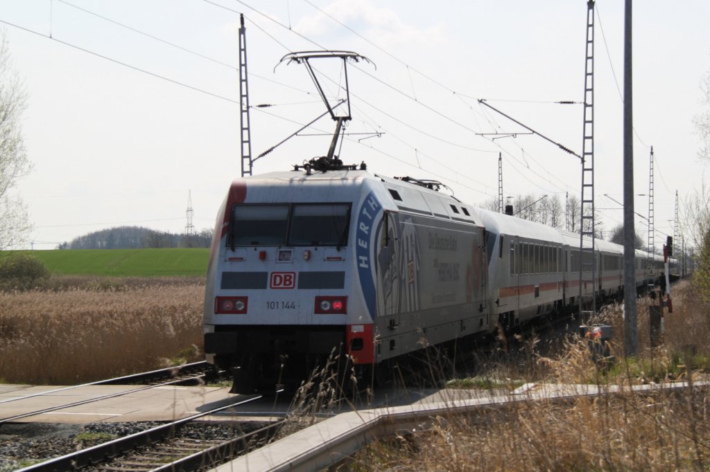 Leider hatte ich nicht so ein gutes Licht wie Mirko auf der Insel Rgen:101 144-0(hinten)mit IC 2213 von Ostseebad Binz nach Stuttgart Hbf bei der Durchfahrt in Sildemow.15.04.2012 