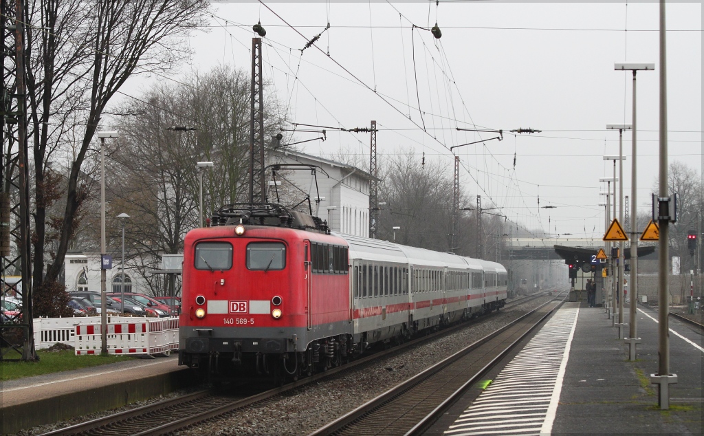 Leider keine Kasten-110 mit IC sondern 140 569 mit PBZ 2451 von Hamburg Langenfelde nach Dortmund Bbf (Kamen,16.02.13)