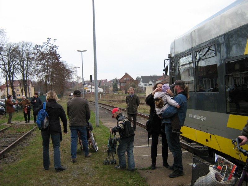 Leider nutzen am Ostermontag nur eine durchschittliche Anzahl von Reisenden die Sonderz�ge von bzw. nach Ro�leben; 05.04.2010 (Foto: Thomas Menzel)