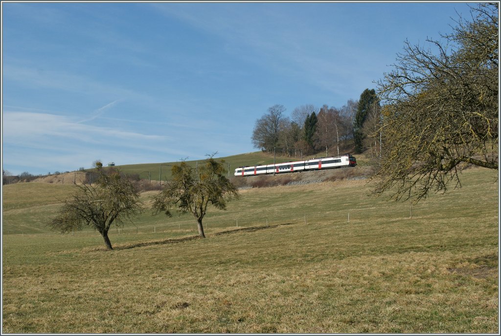 Leider werden die alten, kaum den Blick verwehrenden Fahrleitugsmaste bei Neyruz in Krze ausgetauscht.  Ein Domino als Regionalzug von Romont nach Yverdon am 12. Mrz 2012