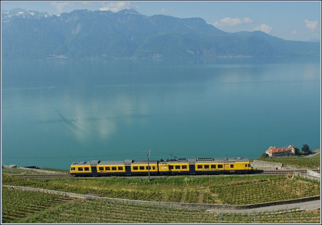 Leider wohl eines der letzten Bilder des  Train des Vignes , denn heute (29.5.12) fr es das voraussichtlich das letzte Mal. 
Das Bild entstand bei Chexbres, am 28. Mai 2012