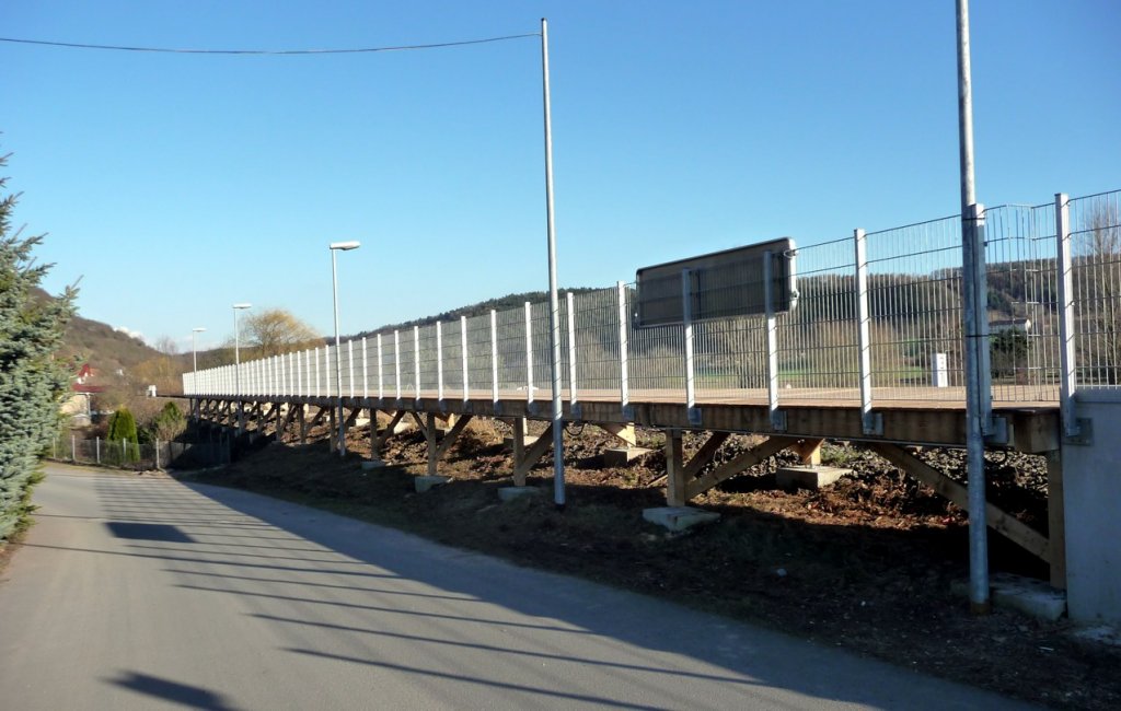 Leider ist der Zaun und das Schild vom durch die DRE neu gestalteten Hp Wangen sehr ung�nstig erbaut wurden; 08.02.2011 (Foto: Klaus Pollm�cher)