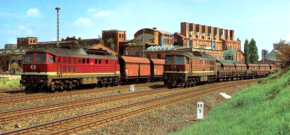 Leider ist die Zeit in Deuben nicht stehen geblieben. Bereits eineinhalb Jahre sp�ter, nach der am 25.05.1993 entstandenen Aufnahme, pr�sentierte sich die Brikettfabrik dem Betrachter nur noch in Form eines gigantischen Haufens von Ziegelsteinen. Eine willkommene Abwechslung f�r das Personal DB 232 117-2 ist anscheinend der Fotograf, als der wartende Kohlependel von der DB 231 073-8 mit einem G�terzug �berholt wird. (Foto. G�nter Dittrich, mit freundlicher Genehmigung von Gerhard Bank)