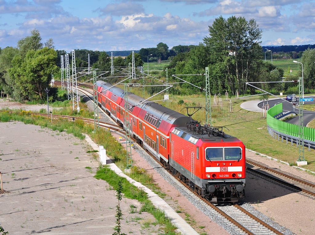 Letztmalig gab es in diesen Jahr auf der Rostocker S-Bahn fnfteilige Zge zu sehen.Die um zwei Wagen verstrkten Zge waren auch zur 22.Hanse-Sail wieder voll ausgelastet.Am 11.08.2012 rollt die 143 250 mit ihrer S2 aus Gstrow in den Hp Warnemnde Werft.