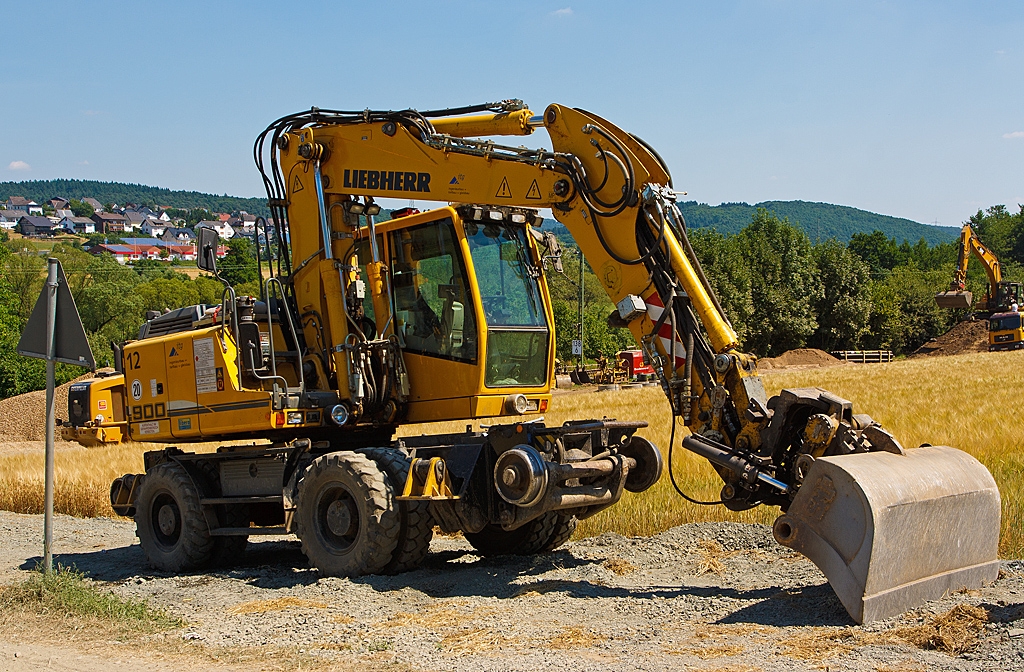 
Liebherr A 900 C ZW Li / 1031 Zweiwegebagger (Kleinwagen-Nr. 99 80 9903 009-5) der ITG GmbH Stralsund, am 22.07.2013 bei Katzenfurt  (Lahn-Dill-Kreis) an der KBS 445. 
Der Bagger hat ein Eigengewicht von 22,5 t, eine Anhngelast von 120 t und eine Hchstgeschwindigkeit von 20 km/h.