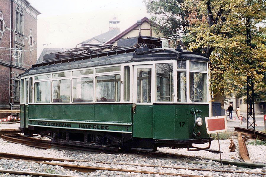 Lindnerwagen aus Halle im Einsatz bei der Naumburger Stra�enbahn. Der Triebwagen mit der Nr. 17 ist erhalten geblieben und wird gegenw�rtig bei der Geraer Stra�enbahn zum Museumswagen aufgebaut. Es ist davon auszugehen, dass dieses Fahrzeug sicher ein Schmuckst�ck wird, da die Werkstatt in Gera bei solchen Aufarbeitungen bisher Exzellentes geleistet hat. Im Herbst 1982 steht Tw 17 abgestellt auf den Gleisen vor der Wagenhalle. Das Fahrzeug hat einen dunkelgr�nen Anstrich erhalten und ist als Museumswagen vorgesehen. Im Vordergrund sieht man
die neuen Gleise zur Ringschlie�ung durch den Marienring. (Foto: Bernd D�tsch)
