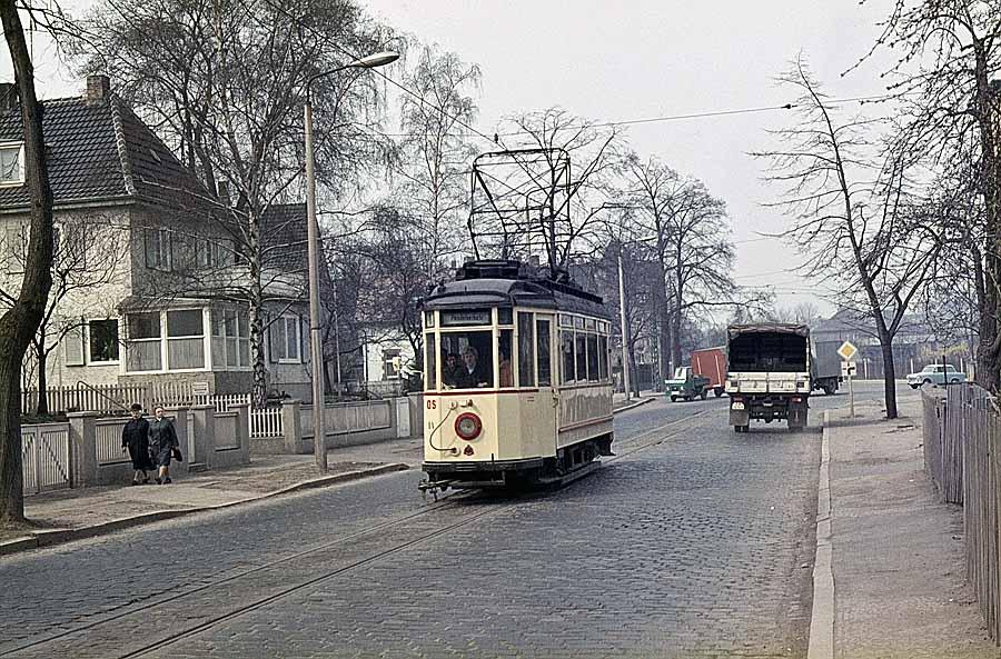 Lindnerwagen aus Halle im Einsatz bei der Naumburger Stra�enbahn. Im April 1976 f�hrt Tw 14 durch die Weimarer Str. zum Platz der Einheit. (Foto: Bernd D�tsch)