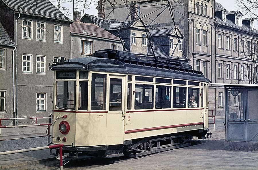 Lindnerwagen aus Halle (S) im Einsatz bei der Naumburger Stra�enbahn.
Im April 1976 ist der Ring seit einigen Tagen unterbrochen. Da die Strecke durch die Innenstadt stillgelegt wurde, endete der Betrieb am Lindenring. Hier wartet Tw 14 auf seine R�ckfahrt zum Platz der Einheit. (Foto: Bernd D�tsch)