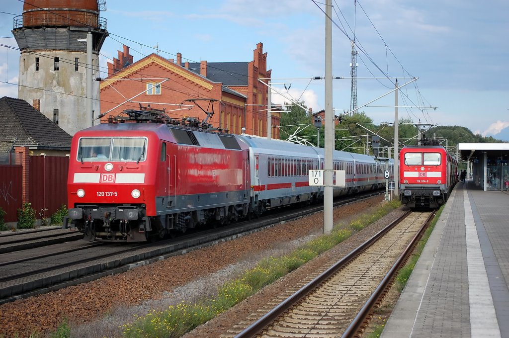 Links die 120 137-5 mit einem IC und rechts die 112 124-3 mit dem RE2 (RE 38145) nach Knigs Wusterhausen in Rathenow.13.09.2010