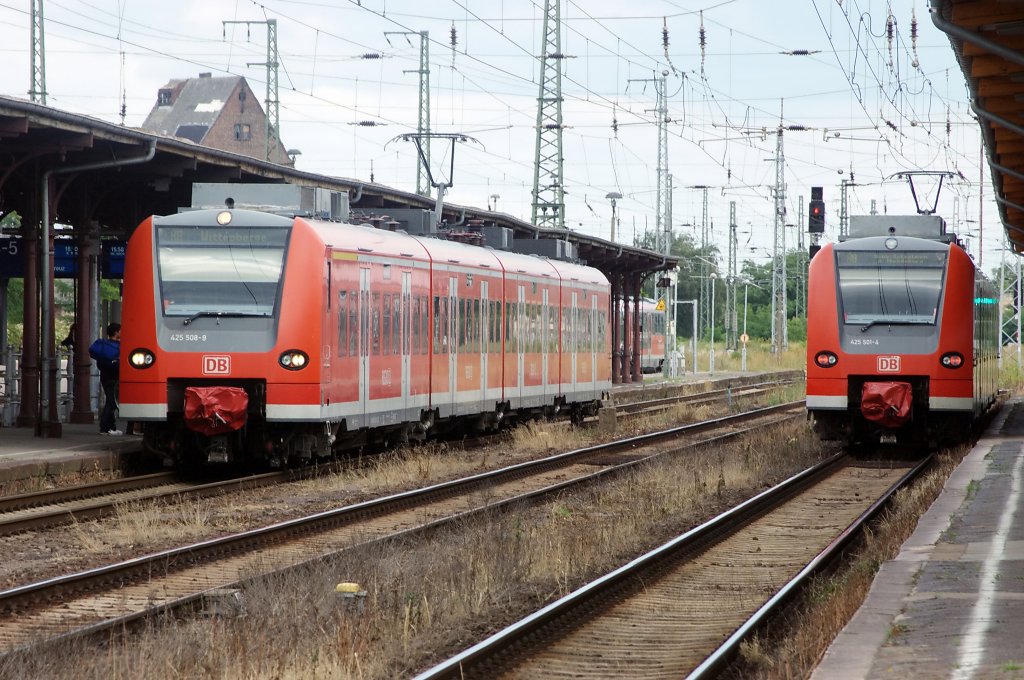 Links die 425 508-9 mit dem RB 36824 nach Wittenberge und Rechts die 425 501-4 mit dem RB 36825 nach Schnebeck-Salzelmen. Beide bei ihren Halt in Stendal. 30.07.2010