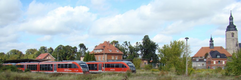Links DB 642 066 + 642 560 als RB 34965 nach Nebra, rechts DB 642 219-9 als RB 34874 nach Naumburg Ost, bei der Zugkreuzung in Laucha; 10.09.2011 (Foto: G�nther G�bel)