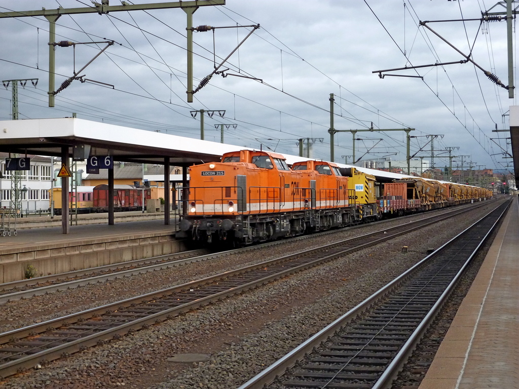 Locon 215 und eine weitere mit Bauzug am 04.11.10 in Fulda