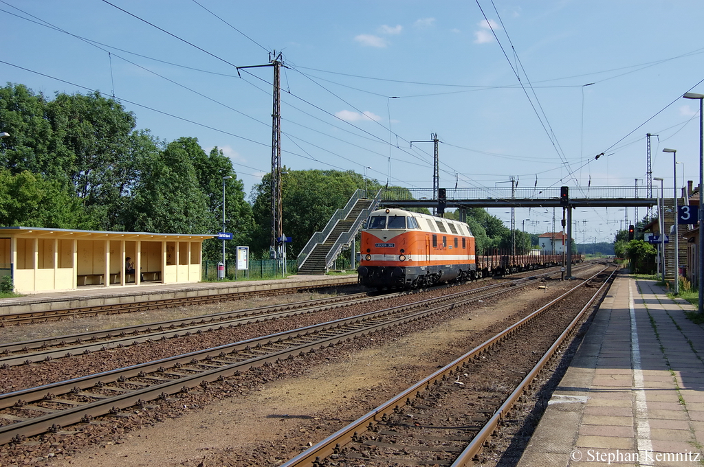 LOCON 301 (228 656-5) ex DR 118 256-7 mit Flachwagen in Baruth(Mark). 06.07.2011