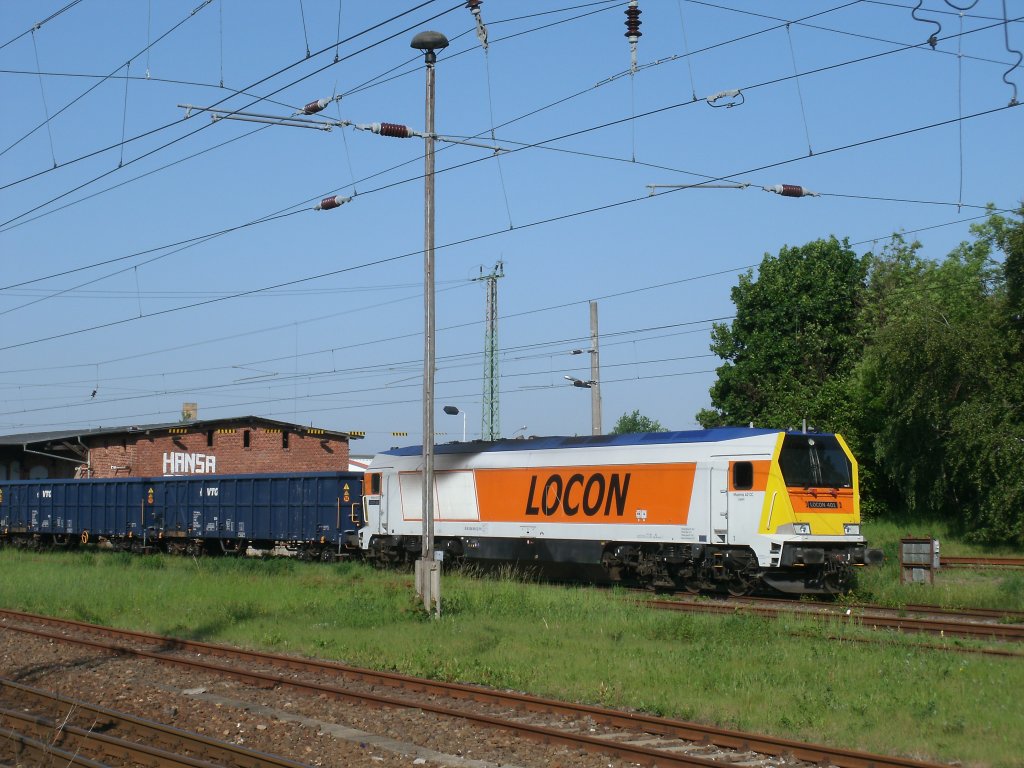 LOCON-401 mit mehren Eaons-Wagen vor dem Gterboden in Bergen/Rgen am 31.Mai 2011.