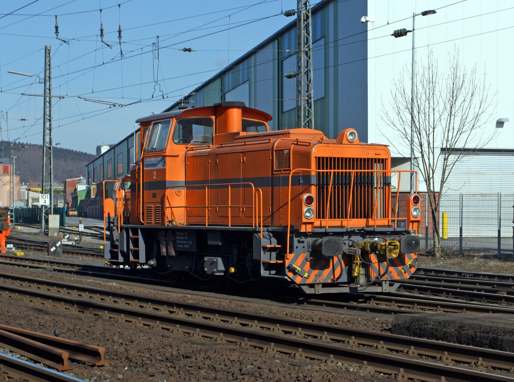 Lok 2 der Deutschen Edelstahlwerke (DEW), zuvor Edelstahlwerke Sdwestfalen  fhrt am 11.02.2011 DB Gleis zurck aufs Werksgelnde in Siegen-Geisweid. Die Lok ist eine Mak G 500 C , Baujahr 1970, Fabr.-Nr. 500051 , Bauart C-dh . 