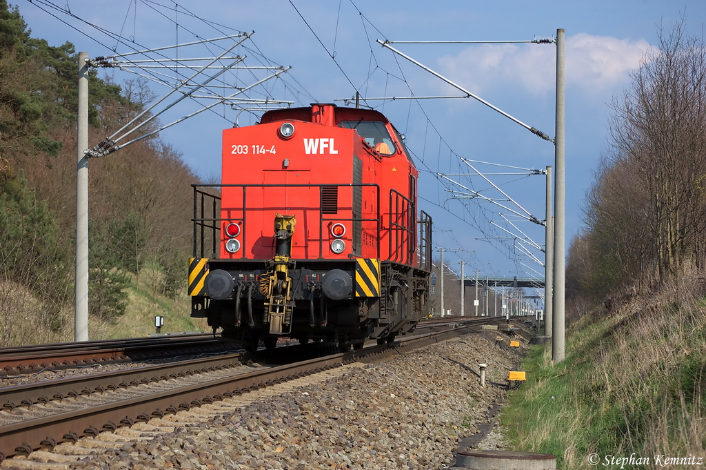 Lok 22 (203 114-4) WFL - Wedler & Franz Lokomotivdienstleistungen GbR als Lz bei Nennhausen und fuhr in richtung Wustermark weiter. 14.04.2012