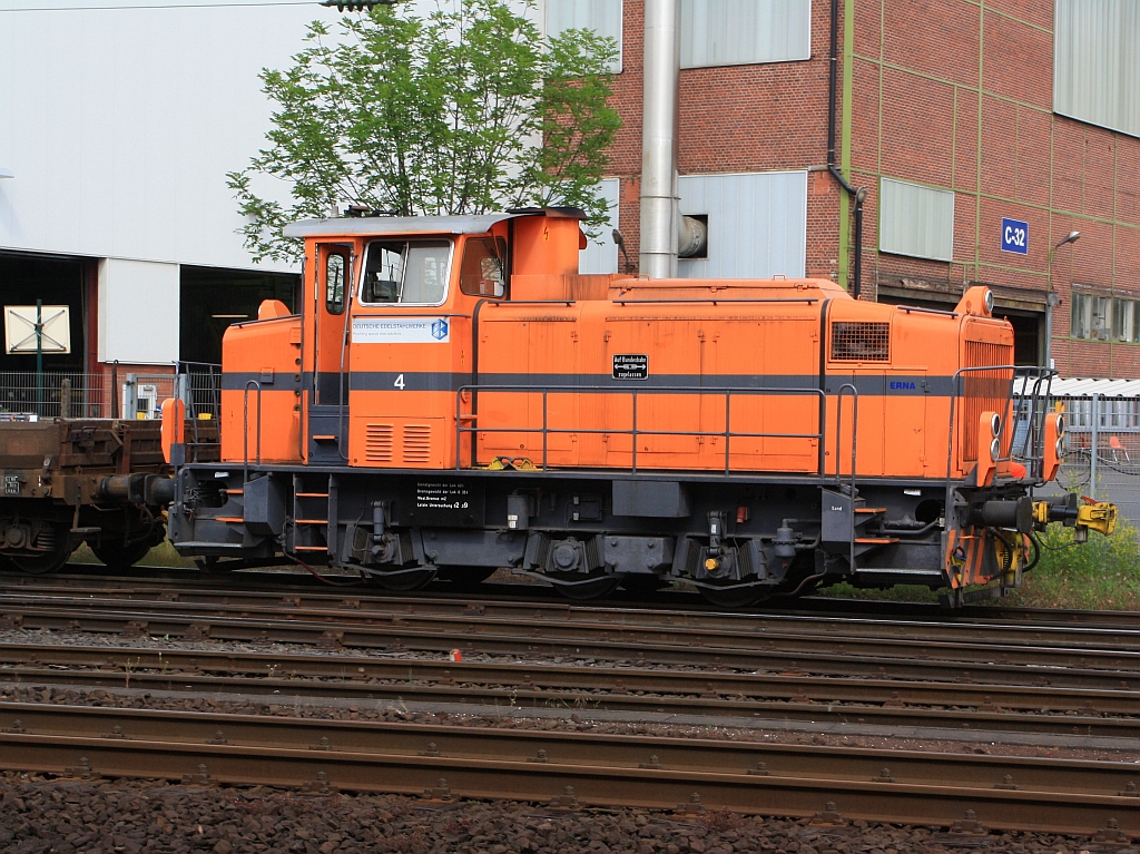 Lok 4 (ERNA) der Deutschen Edelstahlwerke (DEW), zuvor Edelstahlwerke Sdwestfalen zieht beladene Wagen auf den Werksgleisen am 04.06.2011 in Siegen-Geisweid. Die Lok ist eine Mak G 500 C , Baujahr 1975, Fabr.-Nr. 500072 , Bauart C-dh. 