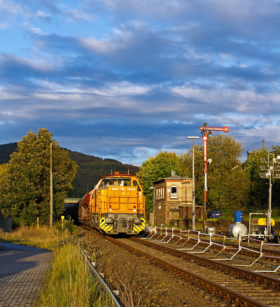 Lok 44 (MaK G 1000 BB) der Kreisbahn Siegen-Wittgenstein (KSW) mit Gterzug am 12.10.2012 auf bergabefahrt nach Betzdorf/Sieg, hier beim Stellwerk Herdorf Ost (Ho). Rechts das Gleis 2 wird zur Zeit erneuert.