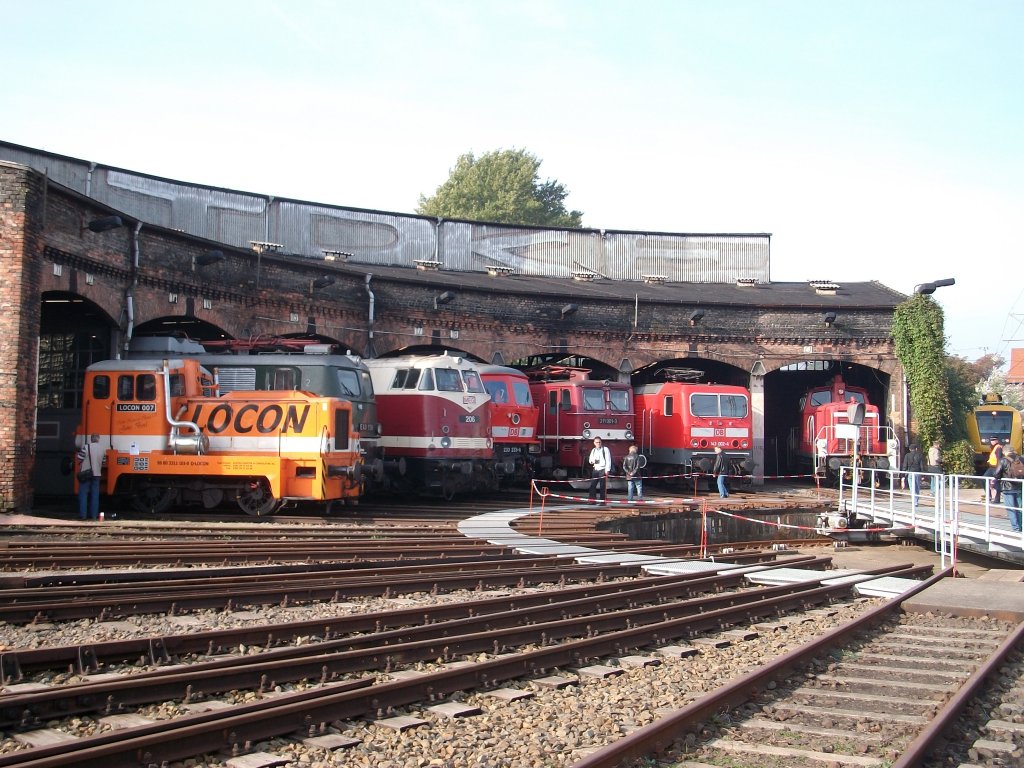 Lokparade am 03.Oktober 2010 am Lokschuppen in der Einsatzstelle Berlin Lichtenberg aus Anlass  175 Jahre deutsche Eisenbahnen .Dabei von links Locon-007,E40 128,MEG-206,233 233,211 001,143 002,362 597 und 711 122.Im Freigelnde und auf dem benachbarten Bahnhof Lichtenberg standen ebenfalls Loks zur Besichtigung.