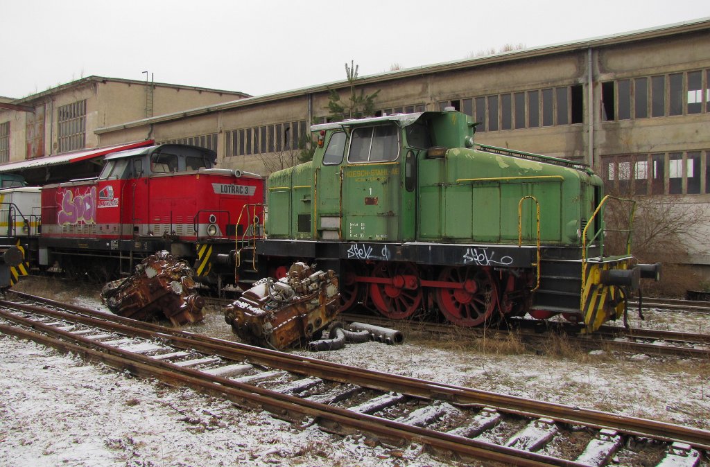 LOTRAC 3 und Henschel 26563 (ex. Hoesch-Stahl AG 1 Werk Ferndorf) am Zementwerk Karsdorf; 19.02.2011
