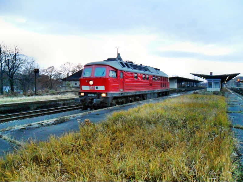 Ludmilla in Zeitz. Am 01.12.2012 ca. 16:00 Uhr rollte 233 709-5  als Tfzf von Gera kommend durch Zeitz weiter in Richtung Leipzig.
Laut Angaben von DSO Usern hat die rote Lady ein Kesselzug aus dem Elbtal nach Gera gefahren. Der weitere Laufweg ab Zeitz ist leider nicht bekannt.
