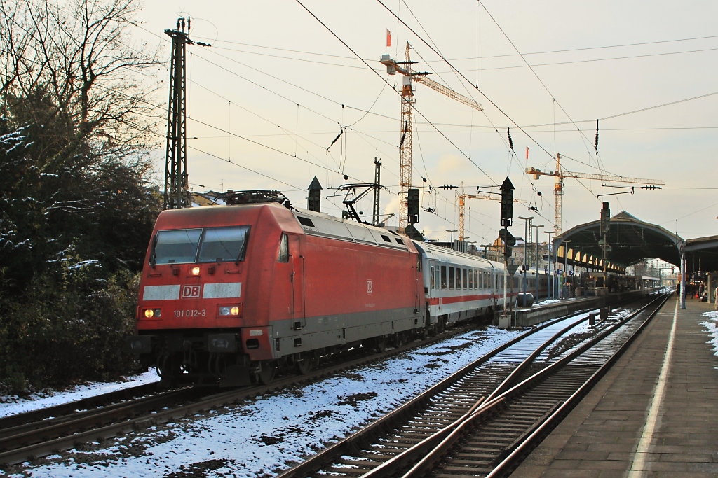 Mal ein 101er Bild mit drei Baukrnen... Hier fhrt 101 012 mit IC 2025 von Hamburg Altona nach Frankfurt aus dem Bonner Hbf aus. (27.11.10)